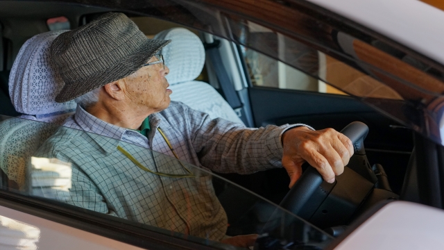 高齢者における車の運転は何歳まで大丈夫?免許の自主返納を考えるタイミングや注意点を解説