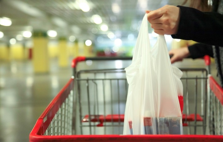 レジ袋の有料化によって、普通の消費者でも万引きを疑われてしまうケースが増加